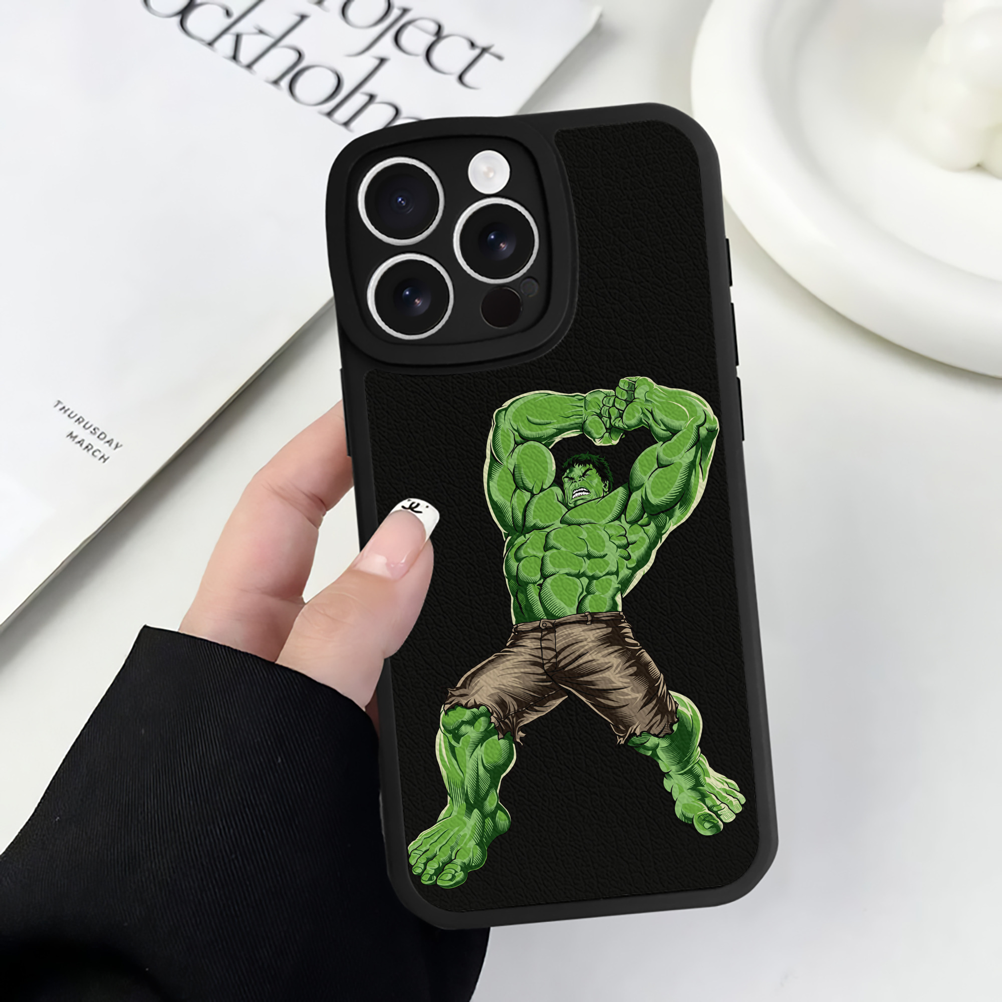 （画像用） アベンジャーズ The Avengers 【iPhone 16シリーズ対応】シリコンスマホケース（レザー調） 材質：シリコン
